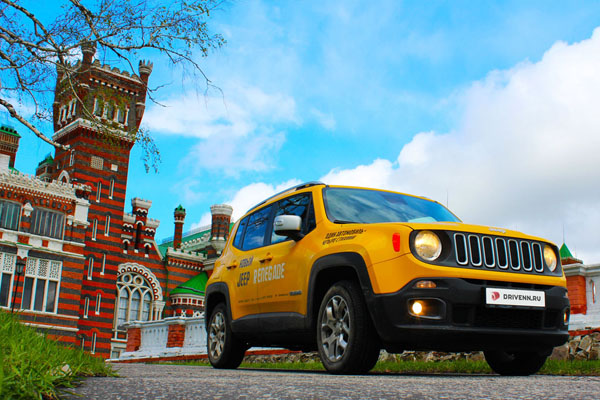 Jeep Renegade на фоне центрального входа Шереметьевского замка
