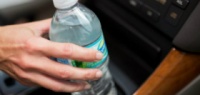 Вот почему оставлять бутылку с водой в машине опасно