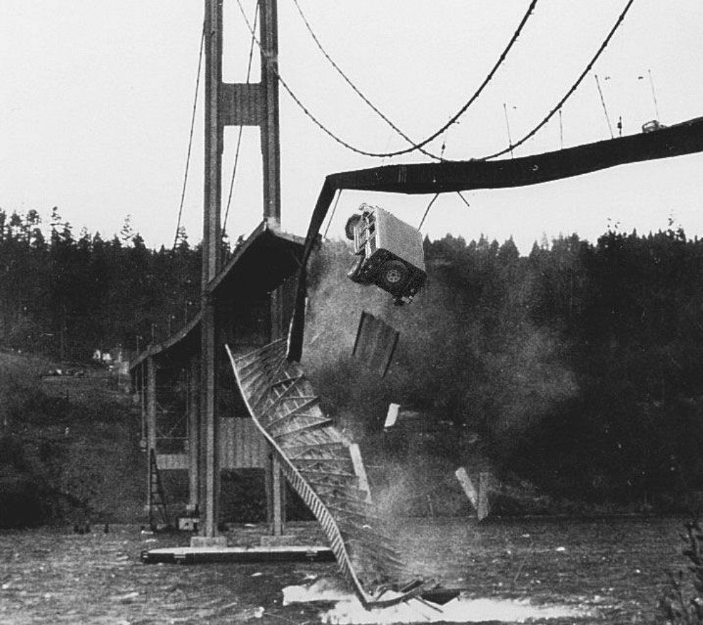 Мост в сша разрушение. Мост Тэйкома 1940. Такомский мост разрушение в 1940. Такомский мост резонанс. Обрушение моста в США В 1940.
