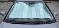 Интересный способ крепления солнцезащитной шторки на лобовое стекло
